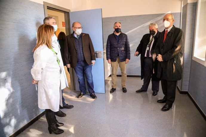 El consejero de Presidencia, Administración Pública e Interior, Elías Bendodo, en su visita al centro de salud de Cruz del Humiladero de Málaga capital