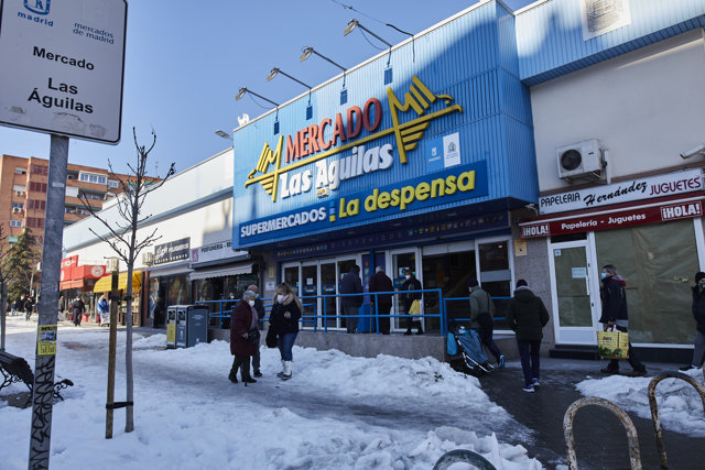 Varias personas esperan para entrar en el mercado Las Águilas, en Madrid