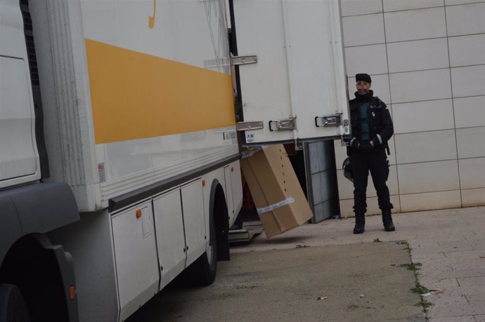 Un agente de la Guardia Civil supervisa el traslado de las obras de Sijena en Museu de Lleida