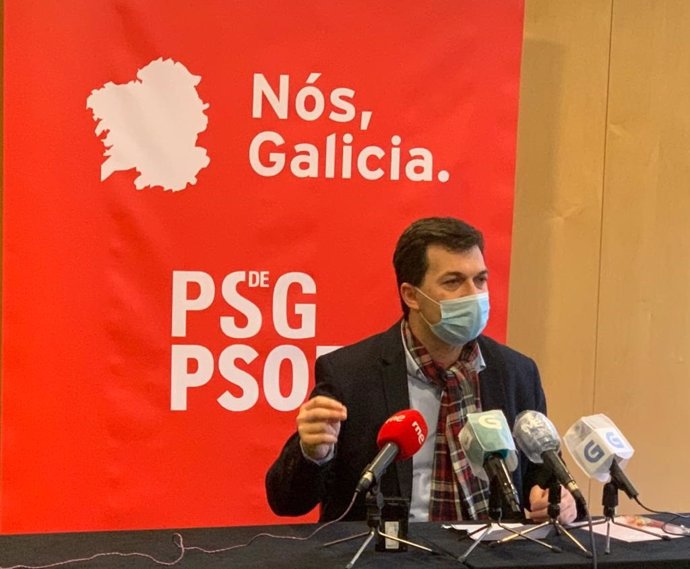 El secretario xeral del PSdeG, Gonzalo Caballero, en un encuentro informativo con los medios
