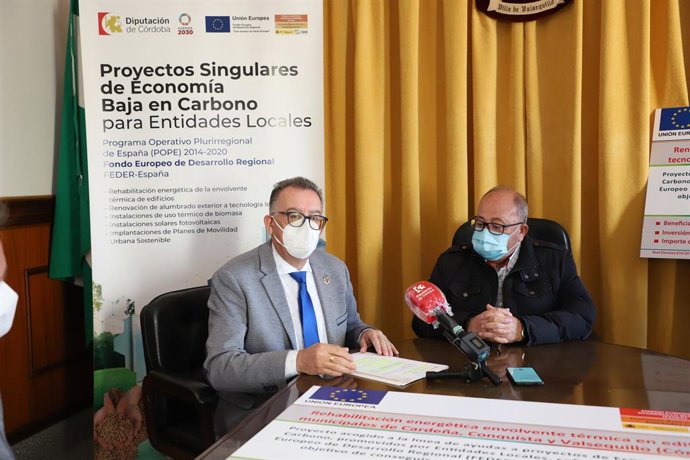 El delegado de Cohesión Territorial de la Diputación, Juan Díaz (izda.), en su visita a Valsequillo.