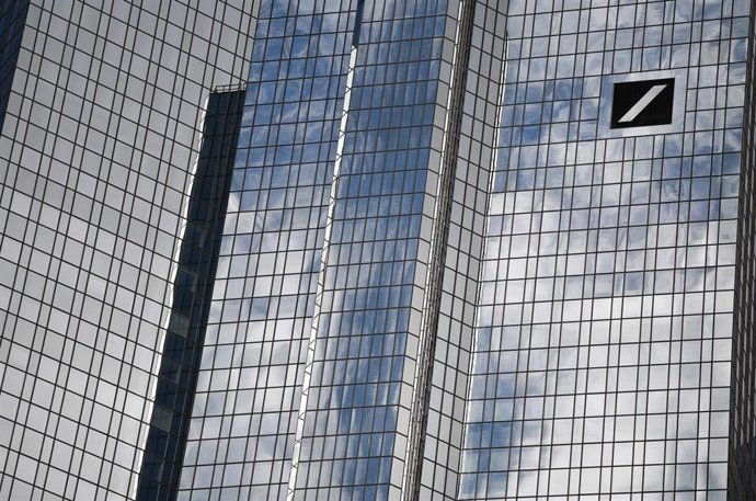 FILED - 04 March 2019, Hessen, Frankfurt_Main: Clouds are reflected on the faade of Deutsche Bank's headquarters in Frankfurt's banking district. Deutsche Bank on Friday agreed to pay 102 million dollars in fines in the US to settle allegations it was 