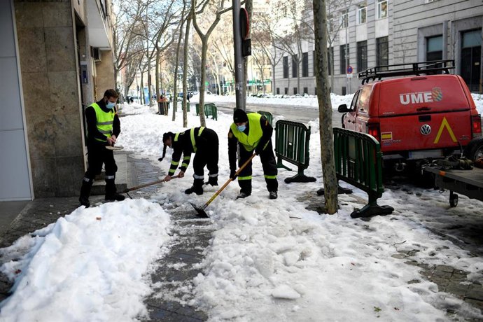 Varios militares colaboran en la limpieza de las inmediaciones del Ministerio de Defensa, zona ubicada en el Paseo de la Castellana