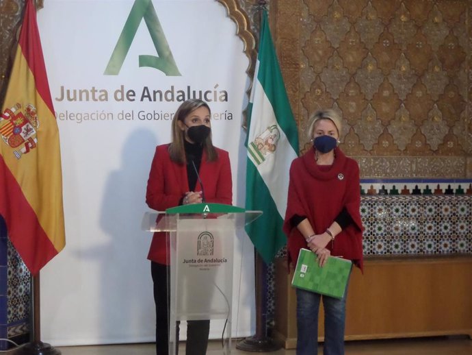 La delegada de la Junta en Almería, Maribel Sánchez, en rueda de prensa junto a la delegada de Fomento, Eloísa Cabrera