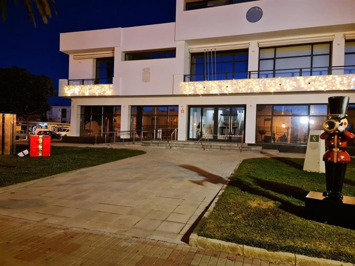 Fachada del Ayuntamiento de Isla Cristina (Huelva) durante las fiestas navideñas.