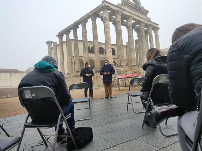 Los alcaldes de Cáceres y Mérida, con el Templo de Diana de la capital extremeña al fondo.