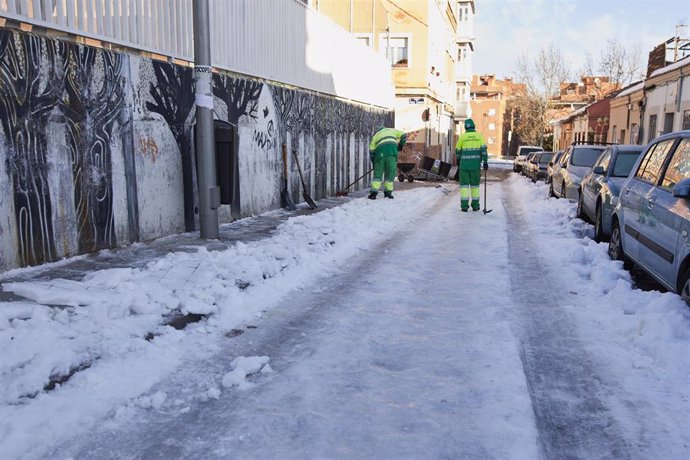 Operarios de Limpieza y Zonas Verdes del Ayuntamiento de Madrid limpian de nieve las inmediaciones del Colegio Lope de Vega de Madrid (España), a 14 de enero de 2021. El alcalde de Madrid ha reconocido este jueves que el regreso de los alumnos a "alguno