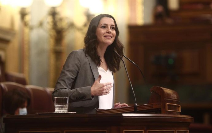 La presidenta de Ciudadanos, Inés Arrimadas, interviene durante una sesión plenaria en el Congreso