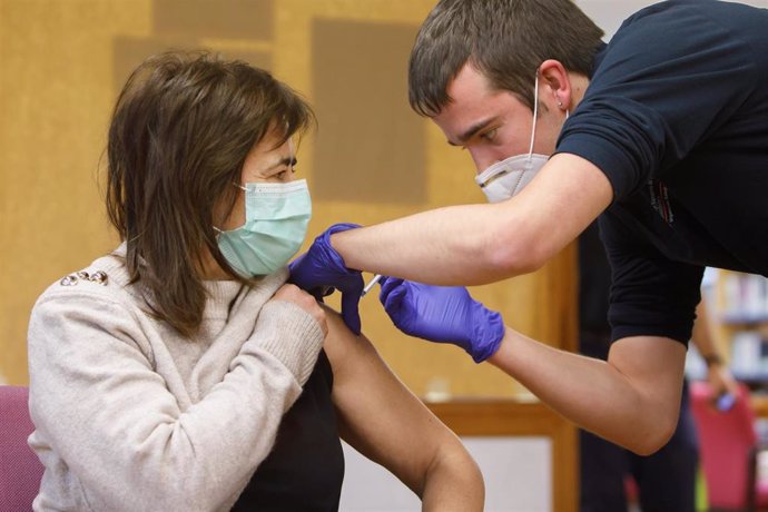 Navarra comienza la vacunación a los profesionales sanitarios y a grandes dependientes en Etxarri-Aranatz y Alsasua.