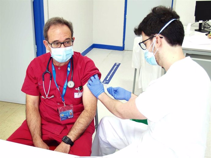 El médico salmantino Rafael Borrás recibe la vacuna contra la COVID-19.