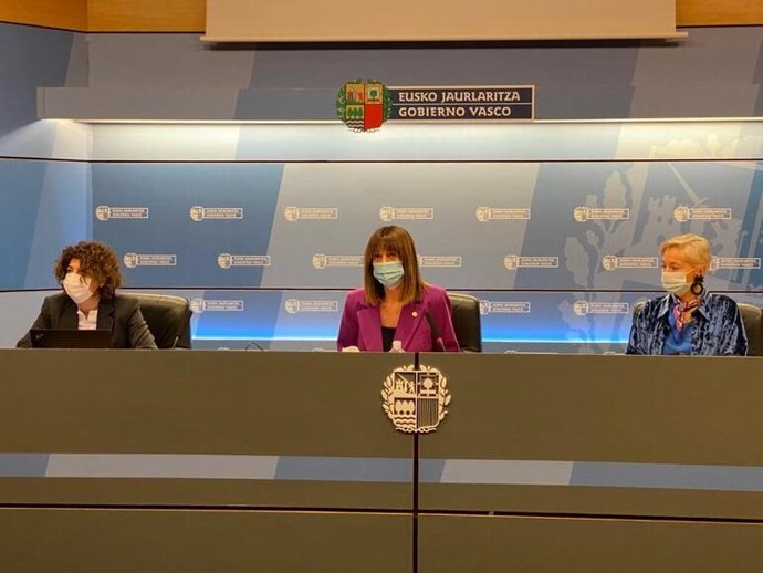 La viceconsejera de Empleo, Elena Pérez Barredo (izq), la Vicelehendakari, Idoia Mendia,  junto a la directora general de Lanbide, Gloria Múgica