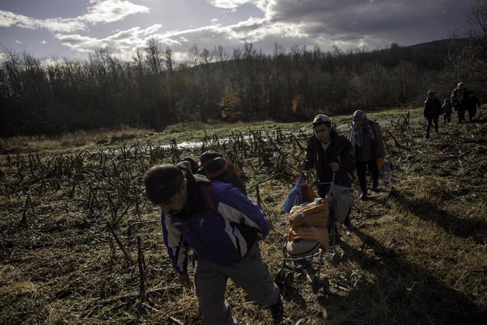 Migrantes afganos se aproximan a la frontera entre Bosnia y Herzegovina y Croacia para intentar entrar en la Unión Europea (UE)