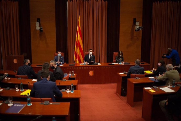 (I-D) El vicepresidente de la Generalitat, Pere Aragons; el presidente del Parlament, Roger Torrent, y la conseller Meritxell Budó, durante la rueda de prensa posterior a la reunión convocada entre el Govern y los partidos catalanes.