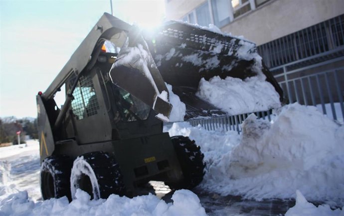 Una excavadora Unidad Militar de Emergencias (UME) trabaja en apertura de los viales y limpieza de los accesos tras la gran nevada, en Madrid, (España), a 15 de enero de 2021. 