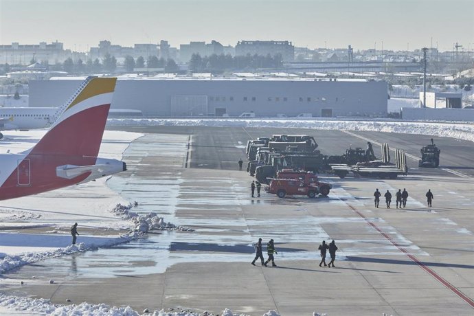 Varios militares de la Unidad Militar de Emergencia (UME) caminan por la pista del aeropuerto Madrid-Barajas Adolfo Suárez, en Madrid (España), a 12 de enero de 2021