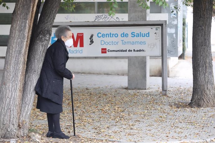 Una anciana espera en las inmediaciones de un centro de salud en Madrid.