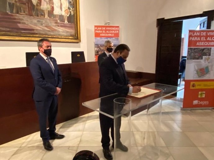 Juan Espadas y José Luis Abalos, en un acto en el Ayuntamiento de Sevilla.