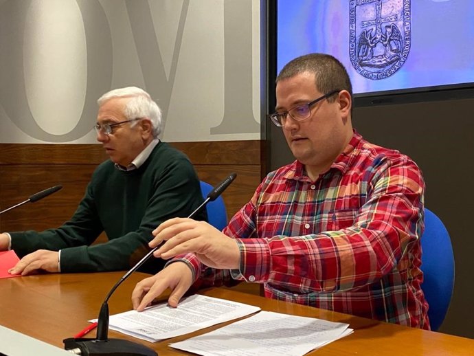 Concejales del PSOE en el Ayuntamiento de Oviedo, en primer término,Diego Valiño y Fidel Rodríguez.