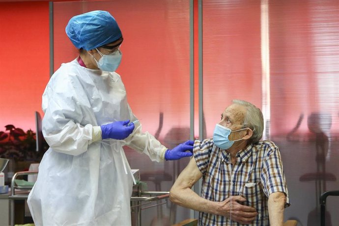 Nicanor de 72 años es el primer hombre en vacunarse en la Comunidad de Madrid durante el primer día de vacunación contra la Covid-19 en España, en la residencia de mayores Vallecas, perteneciente a la Agencia Madrileña de Atención Social (AMAS), en Madr