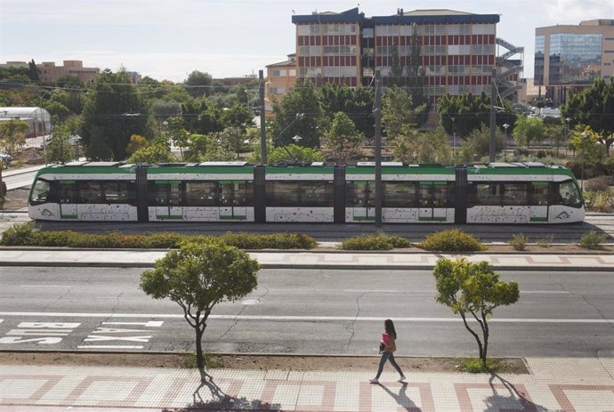 Metro de Málaga en superficie a su paso por el campus de la universidad
