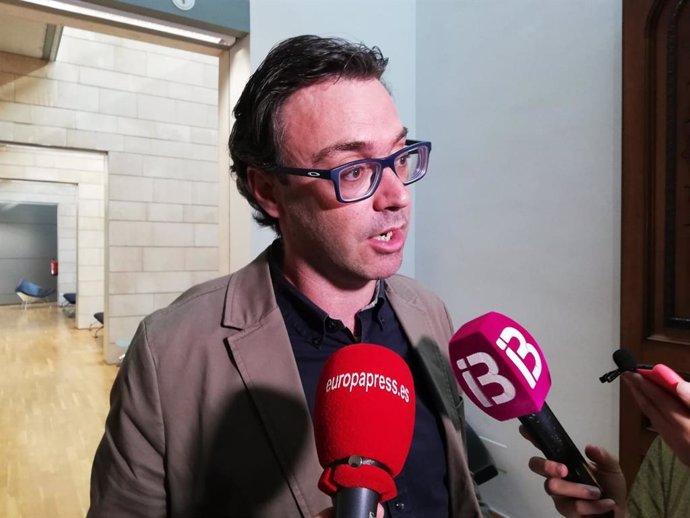 El portavoz adjunto del PP en el Parlament, Antoni Costa, atiende a los medios. Archivo.