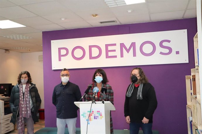 La secretaria general de Podemos Andalucía, Martina Velarde, en rueda de prensa en Granada