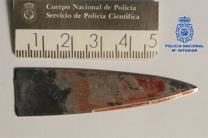 Filo del cuchillo que quedó clavado en la cabeza de la víctima de agresión, en Gijón