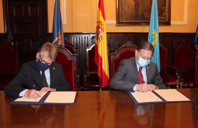 El alcalde de Oviedo, Alfredo Canteli, firma un convenio con el presidente del Colegio Oficial de Aparejadores y Arquitectos Técnicos de Asturias, Joaquín Antonio Suárez.