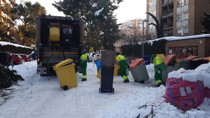 Recogida de basuras en las calles de Madrid tras el paso de la borrasca 'Filomena'.