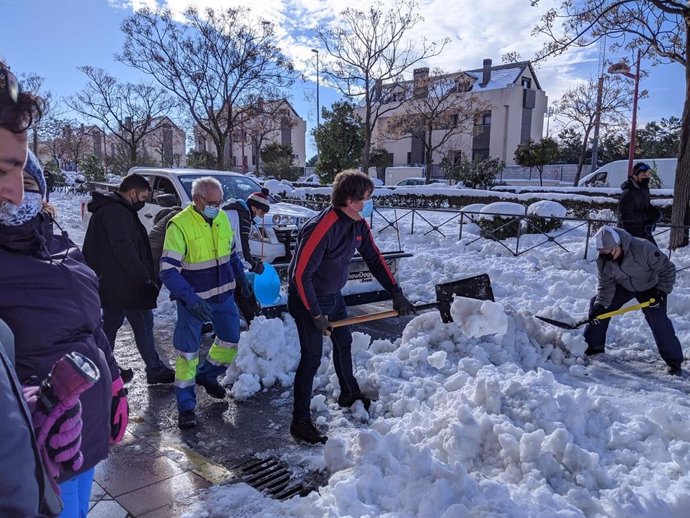 El alcalde de Fuenlabrada, Javier Ayala, retira nieve de las calles del municipio