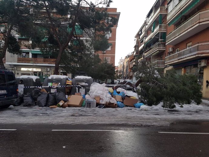 Bolsas de basura apiladas en las calles de Madrid