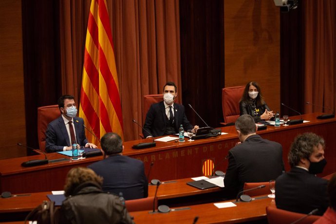 (E-D) El vicepresident de la Generalitat, Pere Aragons; el president del Parlament, Roger Torrent, i la consellera Meritxell Budó, durant la reunió de la taula de partits per decidir si posposar les eleccions catalanes.