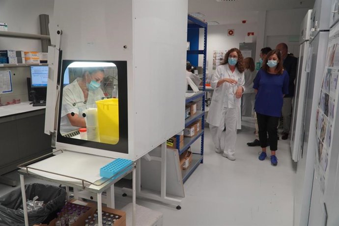 La presidenta del Govern, Francina Armengol, visita los laboratorios de Can Misses en una imagen de archivo