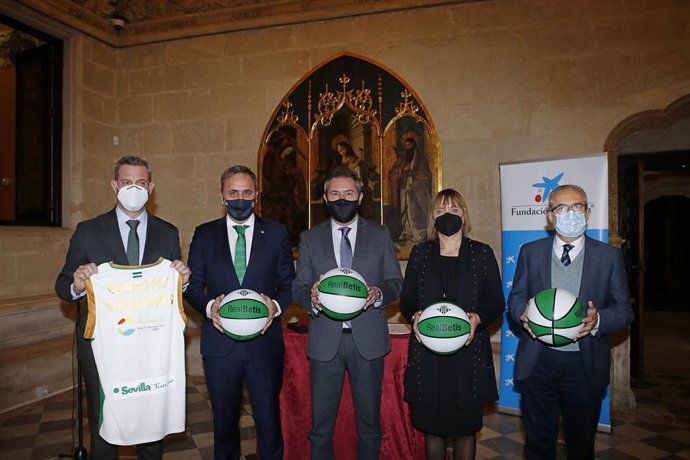 Convenio entre Ayuntamiento, Caixabank y Fundación Aro para adecuar con canastas de baloncesto plazas de barrios desfavorecidos