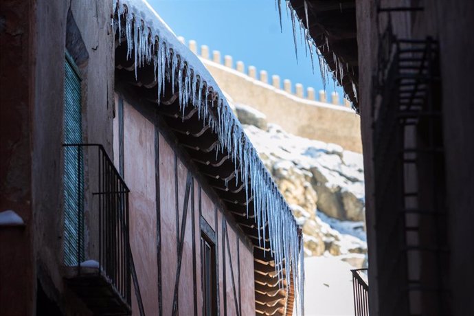 Carámbanos colgados de un tejado de un edificio durante la ola de frío en Albarracín, Teruel, Aragón (España), a 13 de enero de 2021. La ola de frío tras la gran nevada provocada por la borrasca Filomena sigue dejando temperaturas "extremadamente fría
