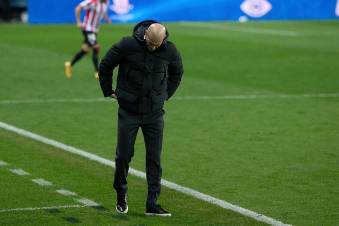 Zinédine Zidane camina cabizbajo por la zona técnica de La Rosaleda durante el Real Madrid-Athletic Club de la Supercopa España 2021