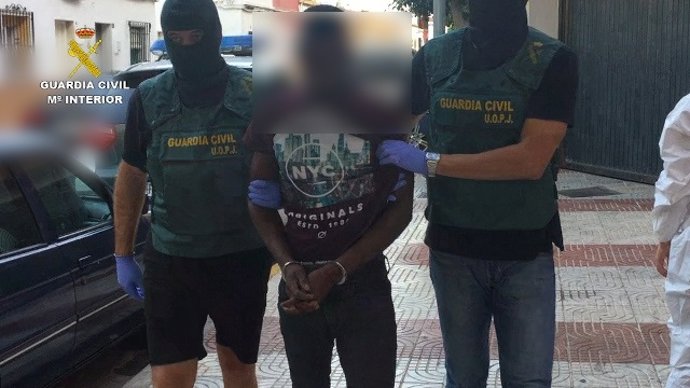 La Guardia Civil detiene al hombre acusado de asesinar a su pareja y arrojar su cuerpo a un contenedor en Roquetas de Mar (Almería)