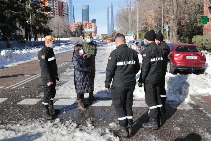 La ministra de Defensa, Margarita Robles, en su visita a los trabajos de apertura de viales en los accesos y calles de Madrid que está realizando la UME.