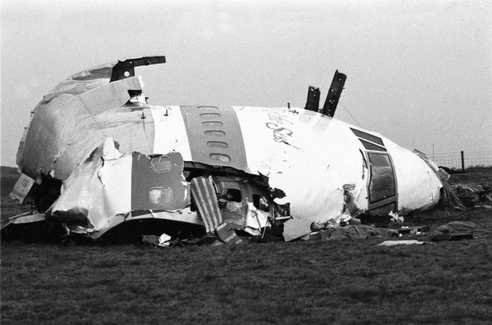 Restos del morro y la cabina del avión estadounidense siniestrado en Lockerbie, Escocia, tras un atentado