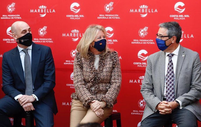 El presidente de la RFEF, Luis Rubiales; la alcaldesa de Marbella, Ángeles Muñoz; y el presidente de la Diputación de Málaga, Francisco Salado