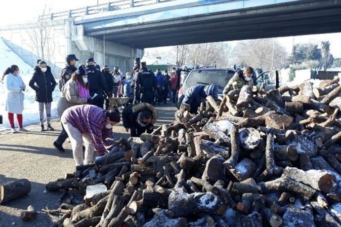 Unidas Podemos envía un cargamento de 11.000 kilos de leña y un vehículo 4x4 a la Cañada ante la inacción de Ayuso