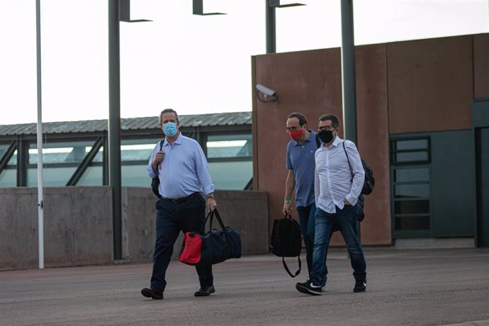 El exconseller de Interior Joaquim Forn (izquierda); El exconseller de Territorio Josep Rull; y el expresidente de la ANC Jordi Snchez (derecha) salen este viernes 17 de julio de la prisión de Lledoners, en Sant Joan de Vilatorrada (Barcelona).