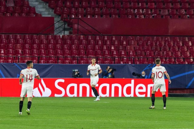 Diego Carlos e Ivan Rakitic en un partido de la Liga de Campeones de esta temporada 2020-21.