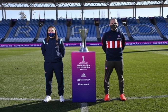 María Pry y José Luis Sánchez Vera posan junto al trofeo de la Supercopa de España Femenina
