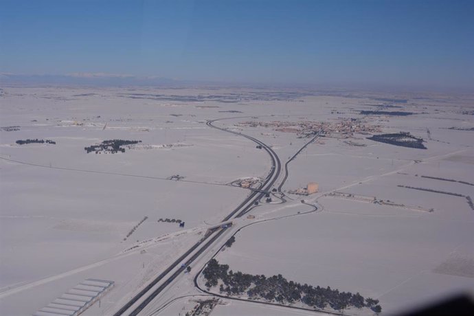 Varias carreteras españolas nevadas, en Madrid (España), a 11 de enero de 2021. La Unidad de Medios aéreos de la DGT tomo esta imagen durante uno de sus vuelos de reconocimiento de la situación en la que se encontraban  las carreteras.