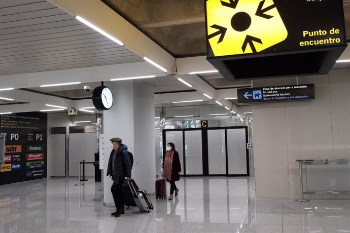 Dos personas en el aeropuerto de Palma de Mallorca (Islas Baleares).