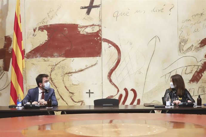 El vicepresidente de la Generalitat, Pere Aragons, y la consellera de Presidencia y portavoz del Govern, Meritxell Budó, en la reunión extraordinaria del Consell Executiu para aprobar el decreto de aplazamiento de las elecciones del 14 de febrero.
