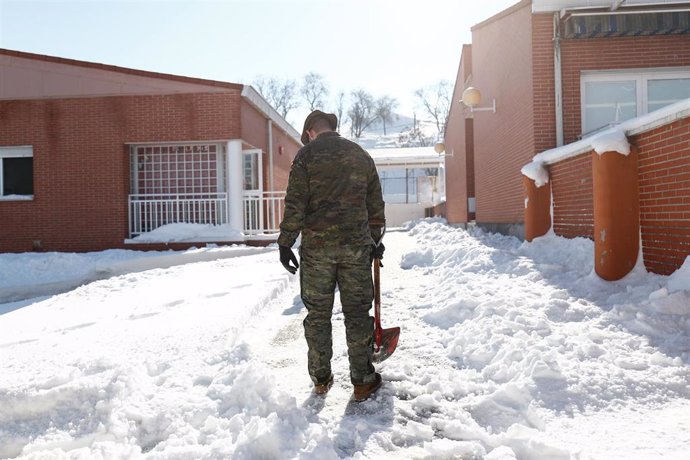Un militar de la Unidad Militar de Emergencias (UME) colabora en la retirada de nieve y hielo en las inmediaciones del colegio Fuente de la Villa tras la gran nevada provocada por la borrasca 'Filomena', en Valdemoro, Madrid, (España), a 15 de enero de 
