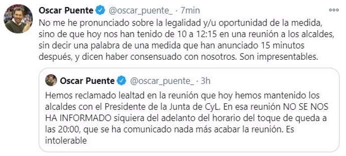 Tuits en los que Puente critica a la Junta por no comunicar a los alcaldes en una reunión telemática la decisión de adelantar el toque de queda a las 20.00 horas.