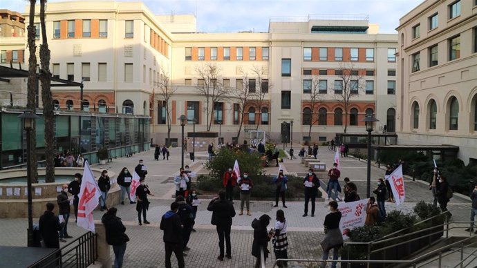 Estudiantes se concentran frente al Rectorado de la Universitat de Valncia (UV) para exigir "exámenes online con urgencia ante la alarmante situación del Covid"